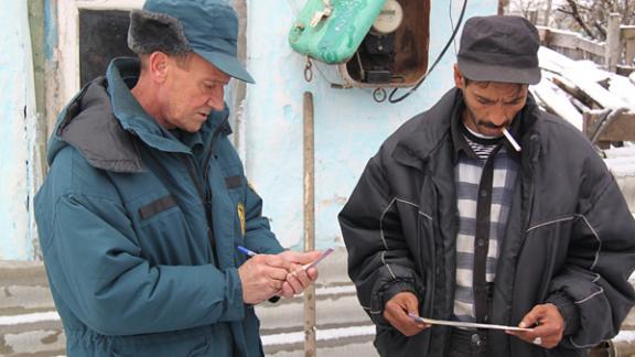 Пожарные посетили неблагополучные семьи в селе Солуно-Дмитриевском