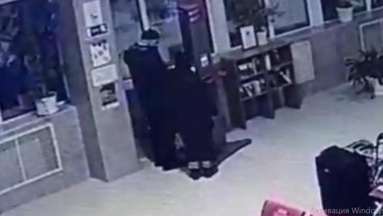 В Пятигорске два уфимца украли телефон на железнодорожном вокзале