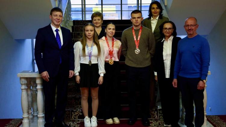 Зампред правительства СК Иван Нифонтов встретился со ставропольскими акробатами