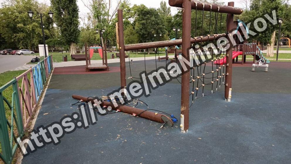 В Невинномысске вандалы устроили погром в сквере имени купца Лапина