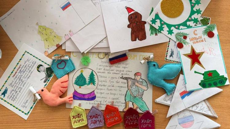 Школьники Кировского округа готовят подарки к новому году для бойцов СВО