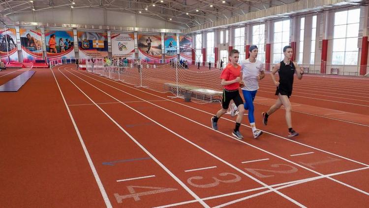 «Не удержался, чтобы не взять в руки мяч»: Владимир Владимиров оценил баскетбольный зал в спорткомплексе «Юг-Арена»