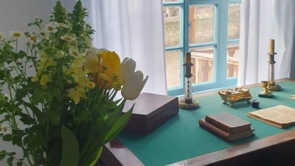 Гостья Домика Лермонтова в Пятигорске принесла живые цветы любимому поэту