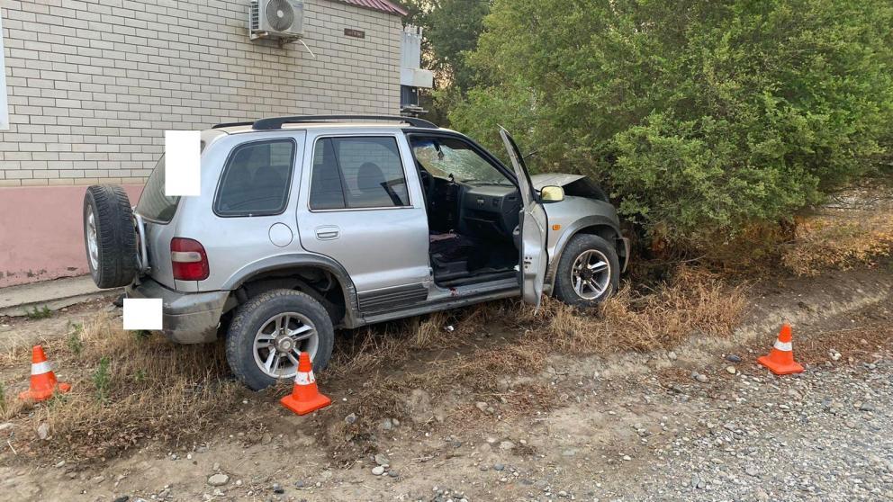 В Будённовском округе нетрезвый водитель не сумел разминуться с деревом