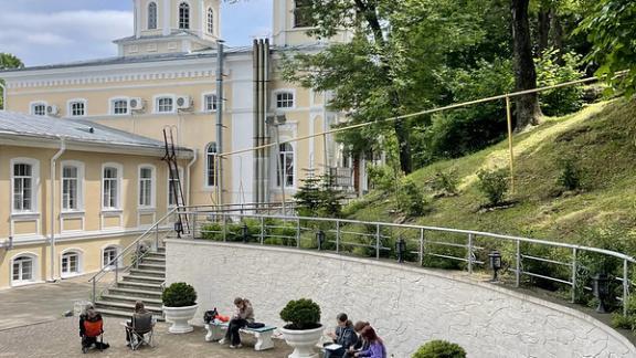 Юные художники Ставрополя проводят пленэр у стен старинного храма