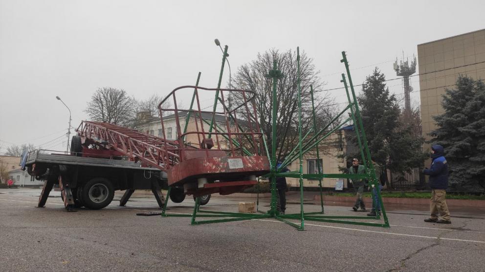 В Будённовске приступили к установке главной новогодней ёлки
