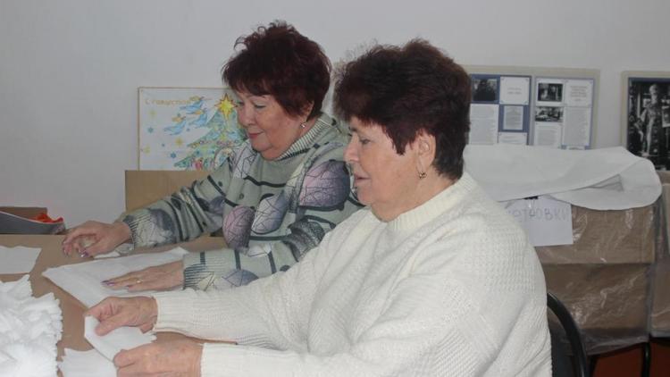 Прихожане храма Невинномысска изготавливают перевязочные материалы для госпиталей