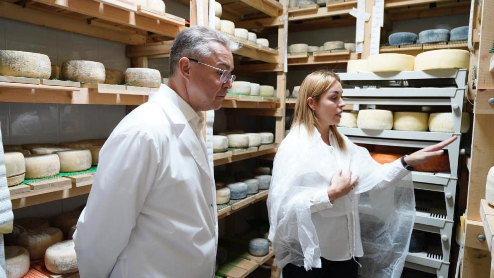 Губернатор Владимиров посетил семейную сыроварню в Пятигорске