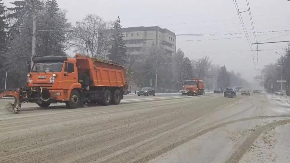 Около тысячи тонн реагентов высыпали на улицах Ставрополя
