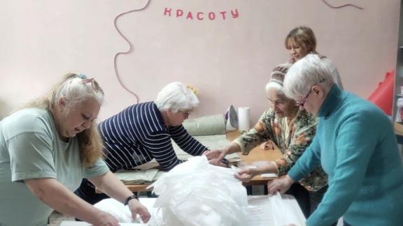 Участницы женского клуба в Георгиевском округе помогают бойцам СВО