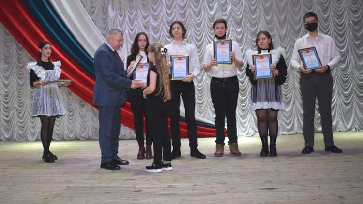 В Изобильненском округе Ставрополья поздравили лучших школьников по итогам года