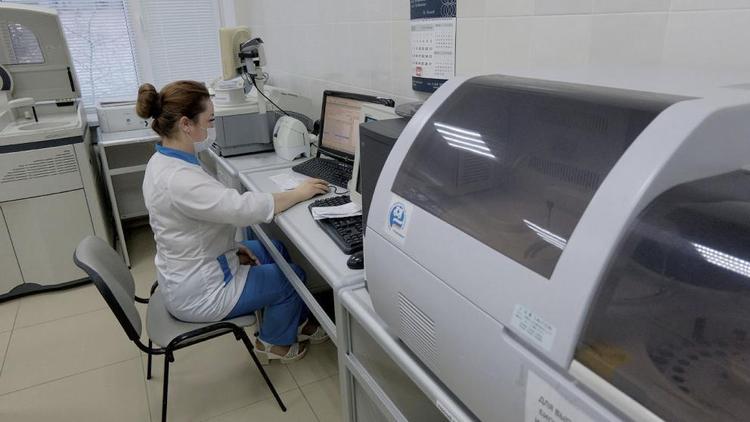 Ставропольцы будут получать выплаты за работу с больными COVID-19 до конца 2021 года
