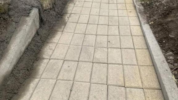 Глава Кочубеевского округа раскритиковал качество работ подрядчика при укладке тротуара