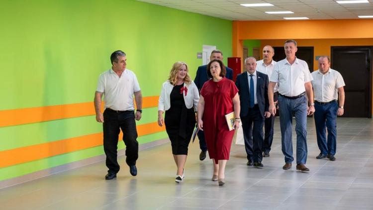 В селе Изобильненского округа на Ставрополье отремонтировали школу