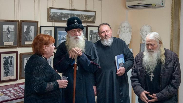 С казаками-некрасовцами Левокумья встретился митрополит Корнилий