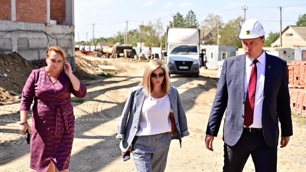 Депутат Госдумы РФ проконтролировала строительство школы в Будённовском округе Ставрополья