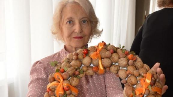 Жительница Ставрополья выращивает ореховые деревья и делает из них поделки