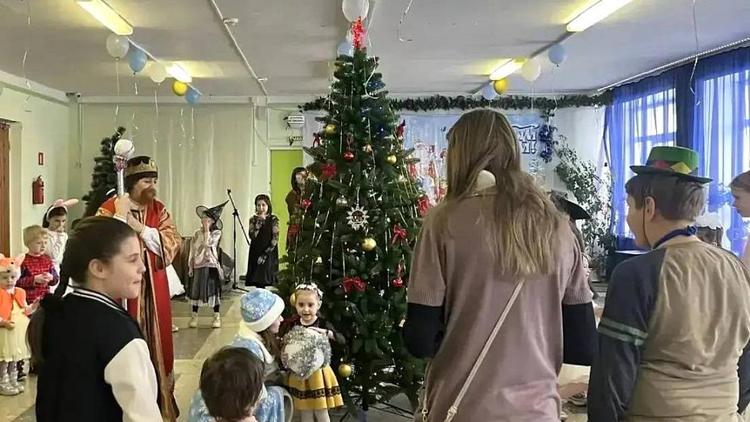 Благотворительные и семейные новогодние представления проходят в Андроповском округе