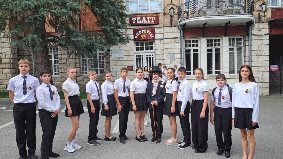 Около 250 школьников в Пятигорске читали хором стихотворение Пушкина «Клеветникам России»