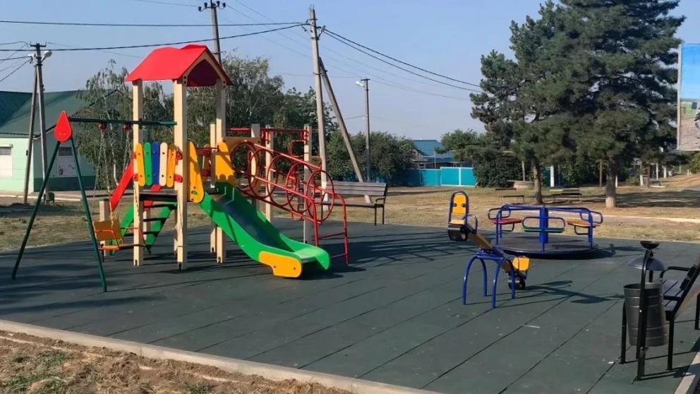 В станице Григорополисской открылась новая детская площадка