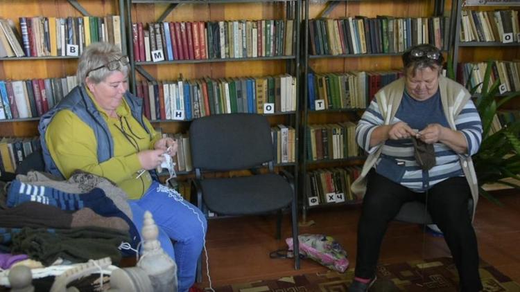 Ставропольская мастерица вяжет носки для бойцов спецоперации