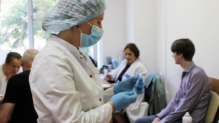 В Ставрополе от гриппа вакцинировались почти 70 % работников образования