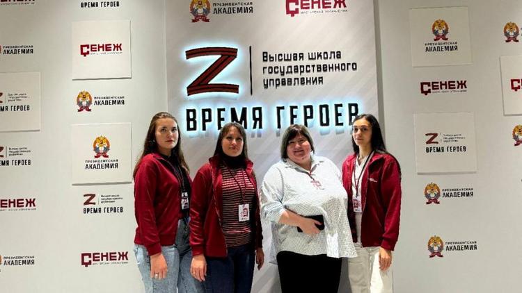 Герою России подарили фигурку ставропольского слона
