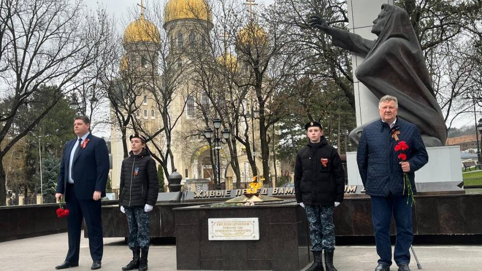Почётный караул заступил на пост на мемориале в Кисловодске