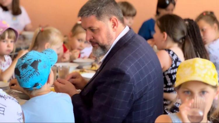 Глава Кировского округа проверил обед в летнем лагере Новопавловска