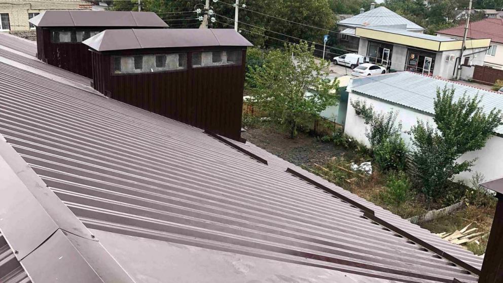 Капремонт крыш двух домов завершили в станице Ессентукской