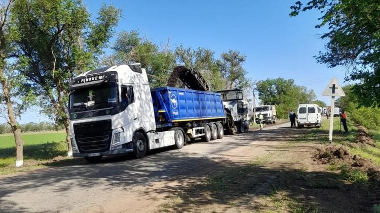 Социально значимую дорогу ремонтируют в Ипатовском округе Ставрополья