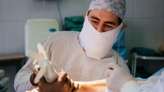 В Пятигорске врачи восстановили пациентке попавшую в пресс кисть