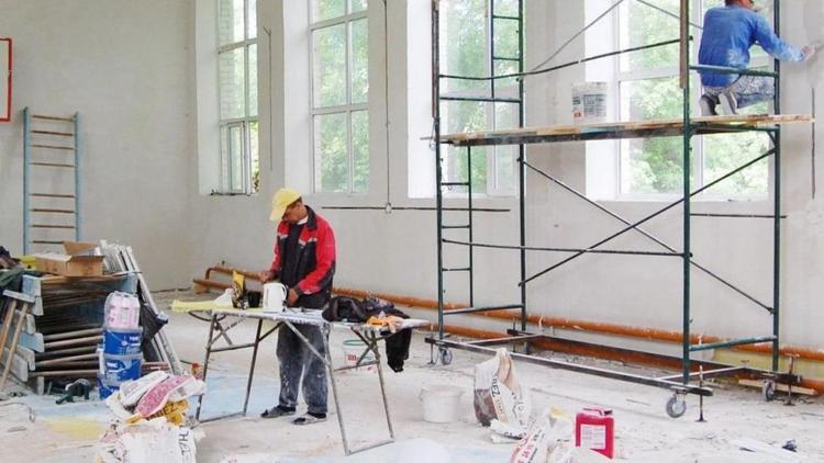 В посёлке Нижнезольском ремонт школьного спортзала завершат в июне