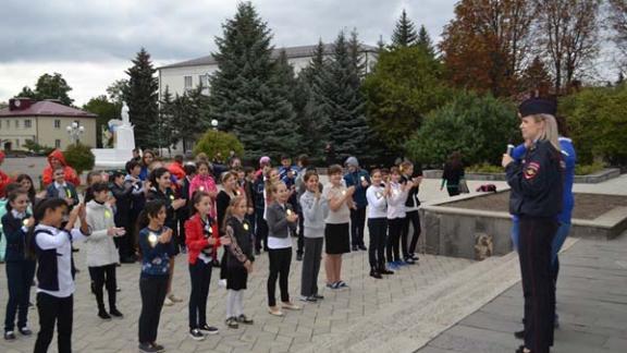 В Предгорном районе провели флеш-моб пропагандирующий светоотражатели