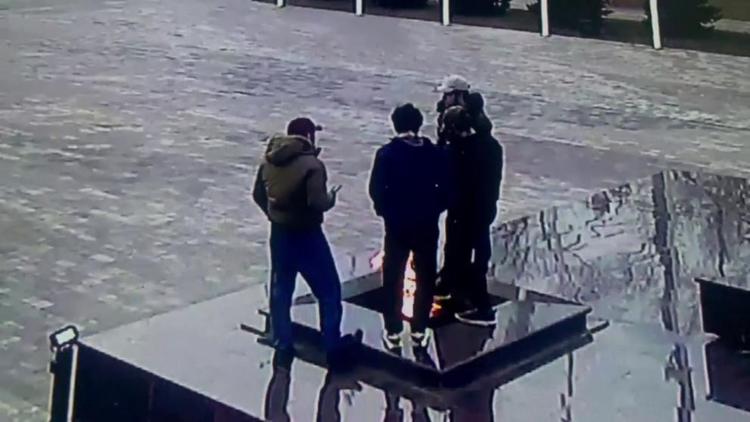 Троих мужчин подозревают в осквернении Вечного огня в Невинномысске