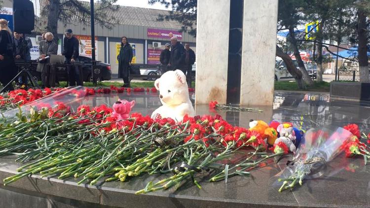 Жители Минеральных Вод почтили память жертв теракта
