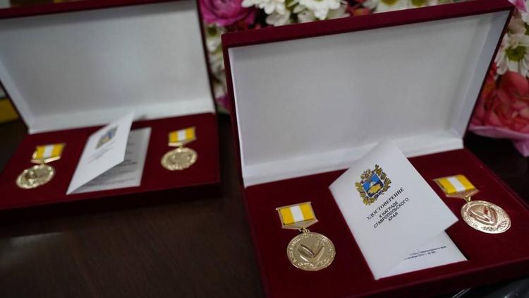 В Андроповском округе юбилярам семейной жизни вручили медали