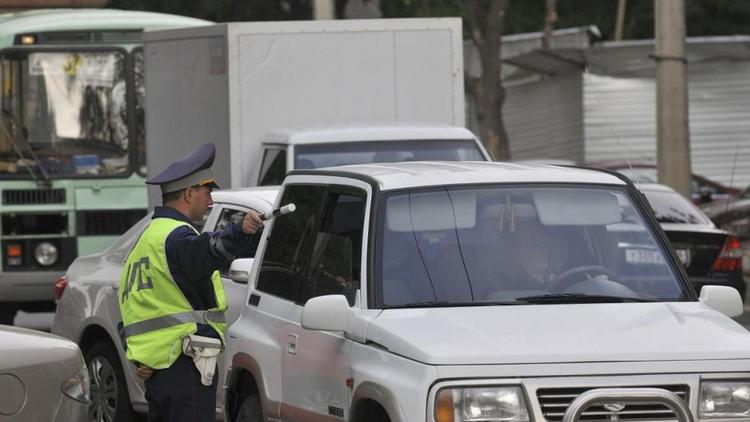 На Ставрополье автоинспекторы спасли пожилую пару от мошенников