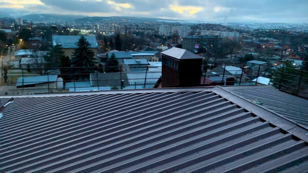 На Ставрополье продолжается обновление изношенных крыш на многоквартирных домах