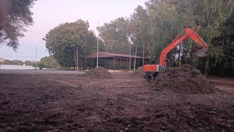 На ессентукском озере благоустраивают фестивальную площадку