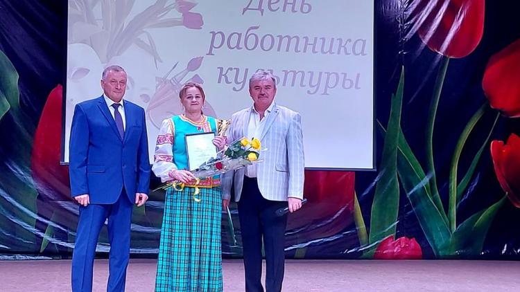 Приз имени Рязанова вручили руководителю ансамбля «Родник» в селе Арзгир на Ставрополье