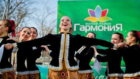 В жилом районе «Гармония» День защитника Отечества отметили концертом и лазертагом