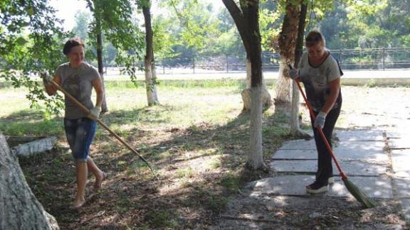 Полный грузовик мусора собрали сотрудники мэрии Невинномысска на набережной Кубани