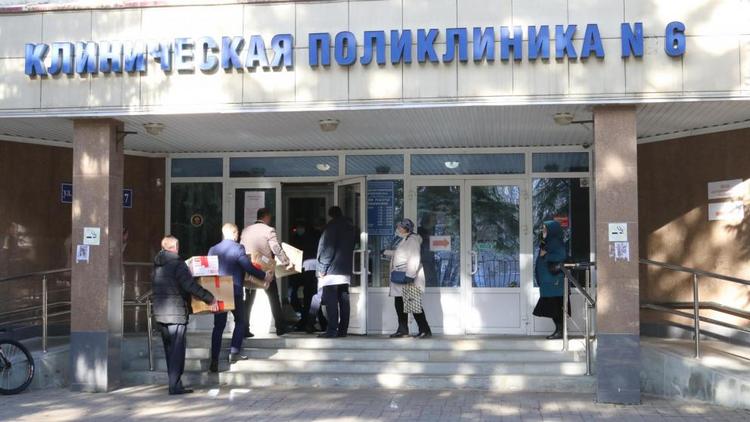 Партию СИЗов в поликлинику Ставрополя передали депутаты городской Думы