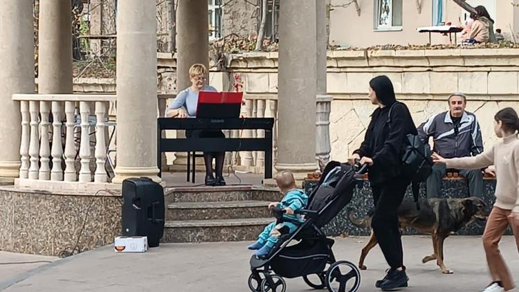 Классическую музыку исполняют на проспекте Ленина в Кисловодске