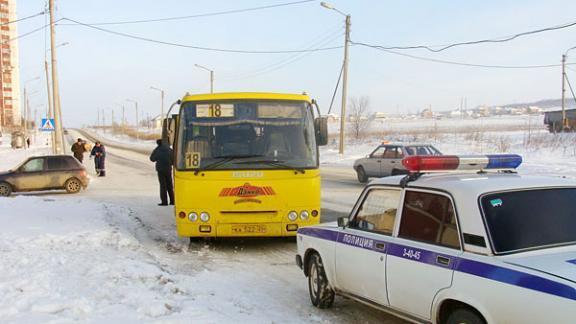 В Невинномысске под автобус попали две девочки