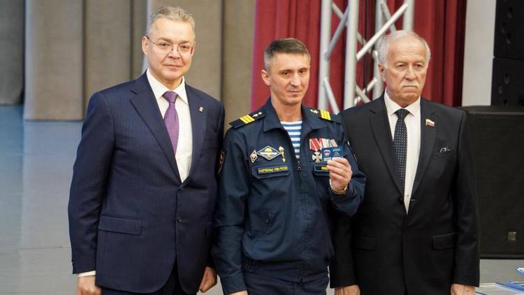 Губернатор Владимиров вручил партбилеты ветеранам СВО