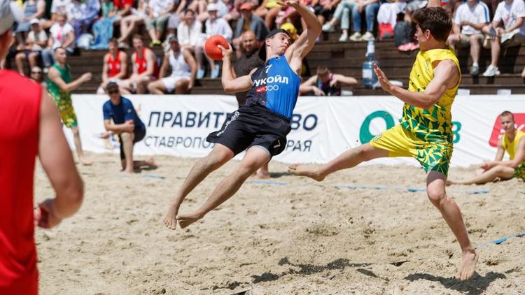 В Ставрополе стартовало первенство России по пляжному гандболу 