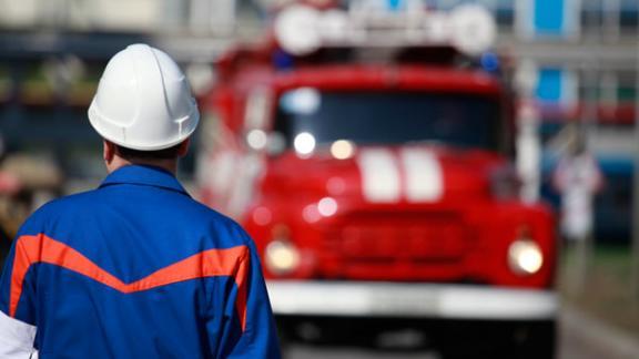 Больше суток пожарные дежурят на хлебокомбинате Пятигорска