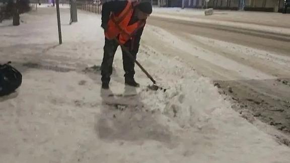 В Невинномысске коммунальщики очищают пешеходные зоны от наледи